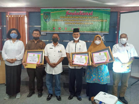  Kadiskop dan UKM Inhil Serahkan Penghargaan 3 Koperasi Berprestasi Tingkat Kabupaten